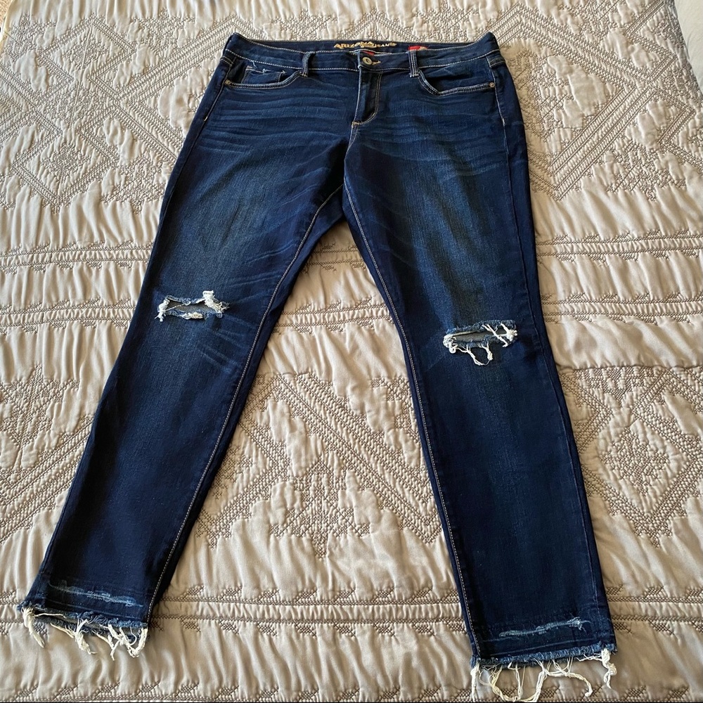 ✨✨‼️LAST CHANCE! (To be donated)‼️✨Arizona Jean Co. Distressed Super Skinny Jean